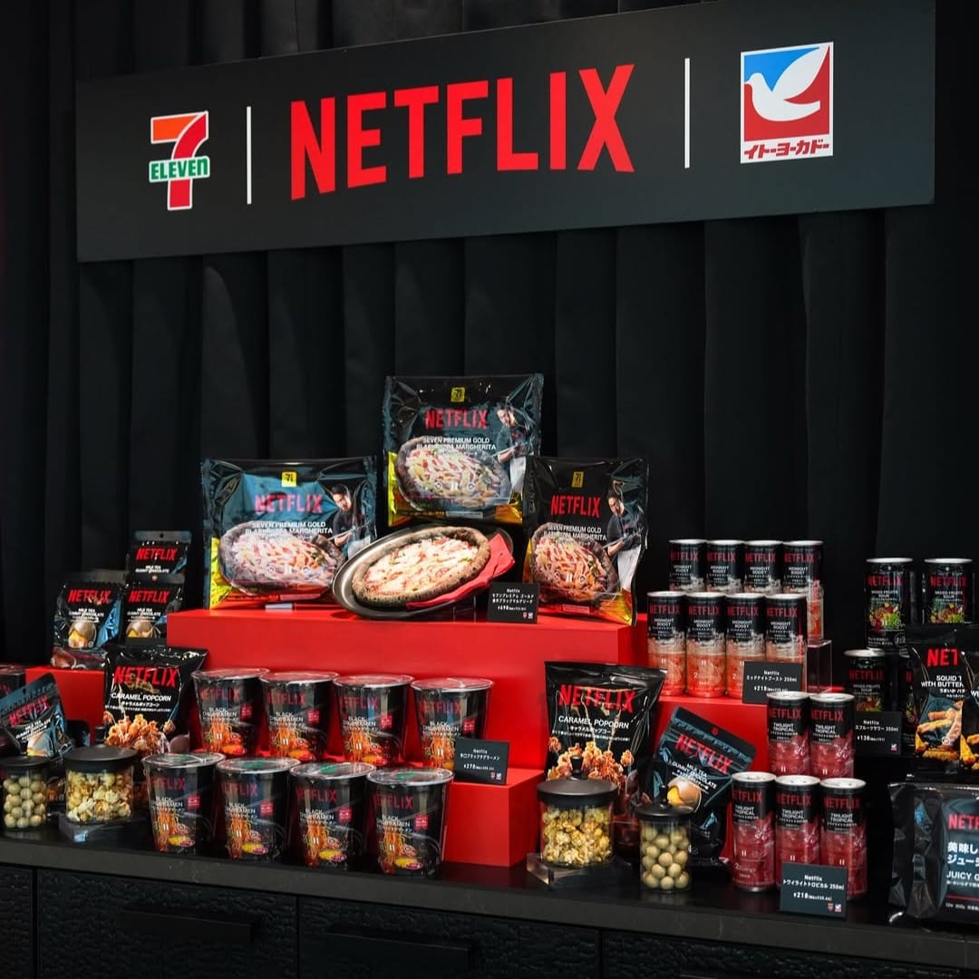 日本7-Eleven與Netflix聯名推出的黑色披薩，針對追劇需求的0.5食設計