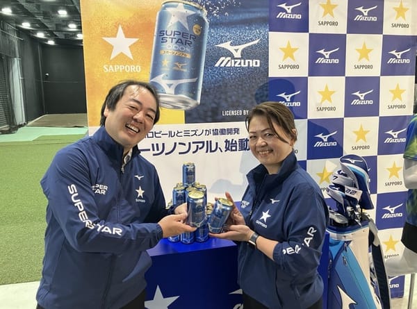 SAPPORO 與 Mizuno 負責人展示聯名開發的 SUPER STAR 無酒精啤酒，強調運動後的獎勵場景行銷與專業品牌背書。